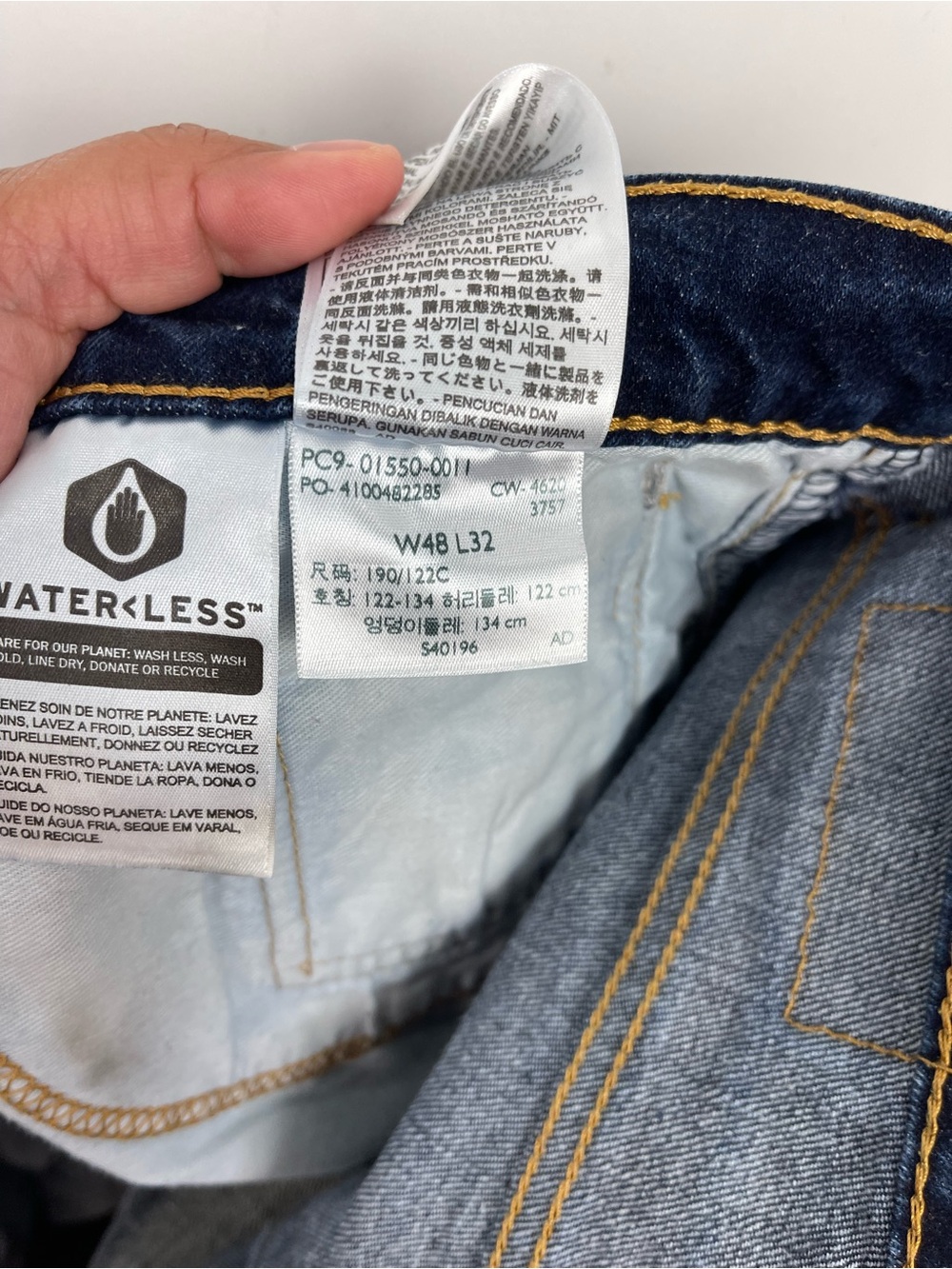 Levi’s 550 Men’s Relaxed Fit Jeans Dark Wash Blue Size 48x32 Classic Straight - Picture 7 of 7